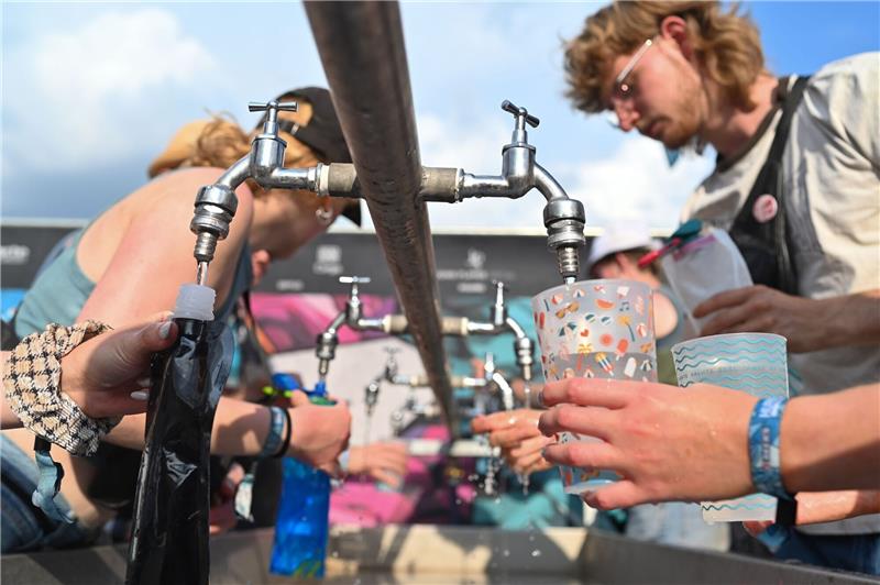 Hitze, Schwüle, Ozon: Ein „unangenehmer Wetter-Cocktail” Besucher füllen beim Hurricane Festival ihre Becher und Trinkflaschen mit Wasser auf. In Deutschland steigen die Temperaturen - und die Ozon-Werte.
