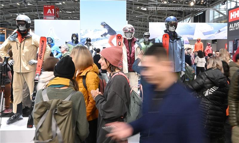 Sportmesse Ispo verkleinert: Viele Hersteller bleiben fern Besucher gehen in der Messe München zu Beginn der Sportartikelmesse Ispo durch die Messehallen.