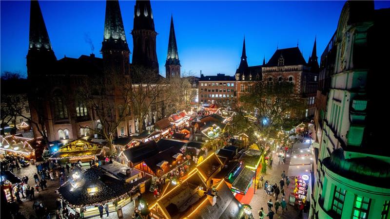 Besucher gehen über den Lamberti-Markt in der Innenstadt von Oldenburg.