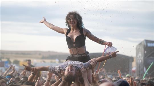 Besucher genießen die Zeit auf dem Festival.