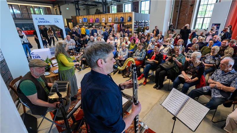Kulturhauptstadt ade - Was bleibt von Chemnitz 2025? Besucher lauschen in der Hartmannfabrik einem Konzert der „Werkskapelle Naunhof“. Die historische Fabrikhalle wurde für die Kulturhauptstadt umfassend saniert und war als Besucherzentrum für viele Gäste erster Anlaufpunkt. (Archivbild)