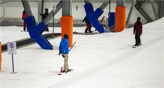 Besucher nutzen die Skihalle Snow Dome.