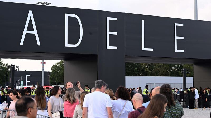 Besucher sind auf dem Weg zu einem Konzert der britischen Sängerin Adele.