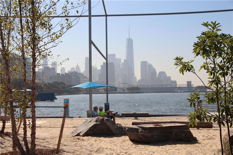 Manhattan hat nun einen Strand - aber Schwimmen ist verboten Besucher sonnen sich am ersten Strand von Manhattan, der sogenannten «Gansevoort Peninsula».