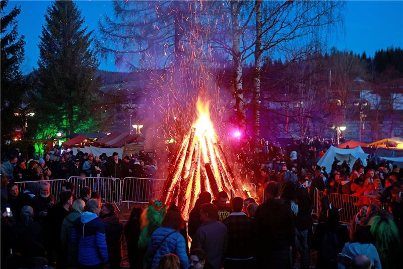 Hexen und Teufel tanzen im Harz in den Mai Besucher stehen auf dem Walpurgisfest in Schierke am Feuer.