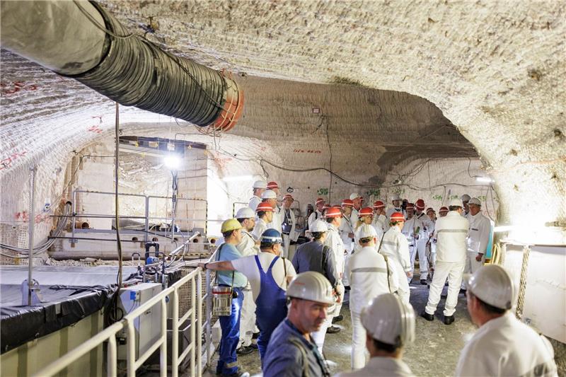 Atommülllager Asse: Verein unterstützt Klage gegen Betreiber Besucher stehen im Atommülllager Asse neben einem Sammelbecken für radioaktiv belastete Lauge.