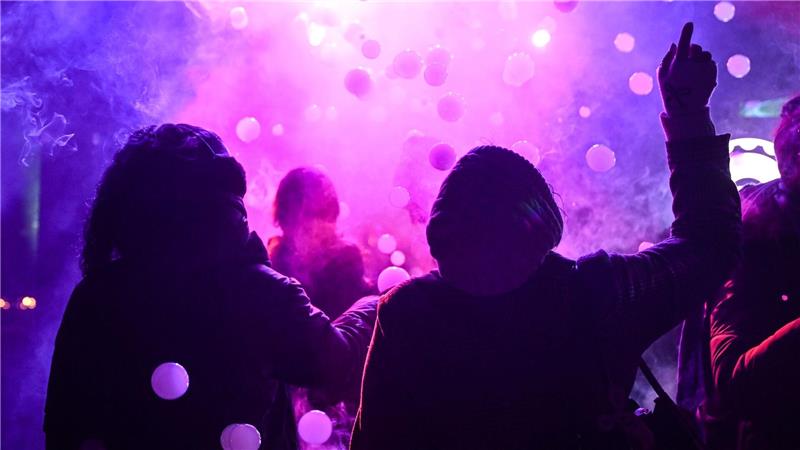 Besucher tanzen in der so genannten Wichtel Disco bei der Eröffnung der Weihnachtslichter-Attraktion Weihnachten im Tierpark Berlin.