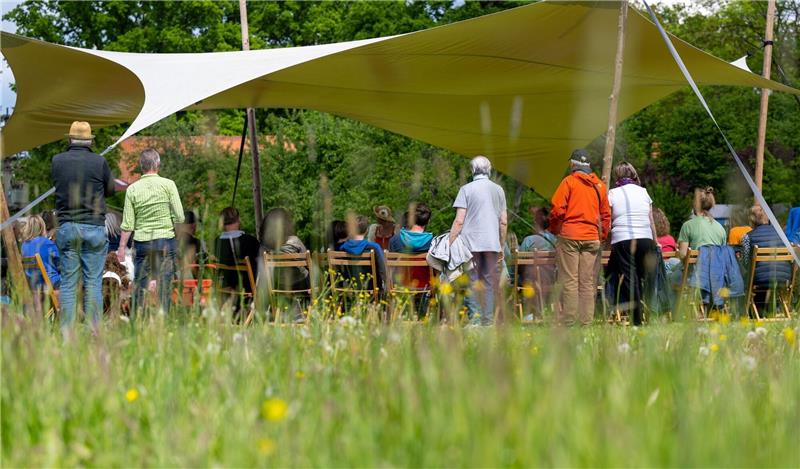 Landpartie zum Thema Wasser lockt Besucher ins Wendland Besucher verfolgen eine Aufführung während der «Kulturellen Landpartie».