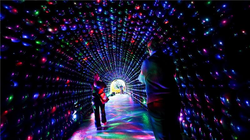 Besucher während eines Pressetermins in der Ausstellung „Luftballonwelten“.