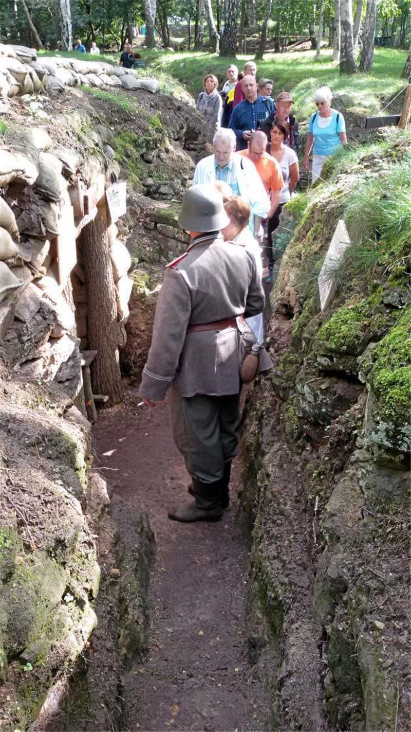 Besucher zwängen sich an Schautagen durch die engen Schützengräben.