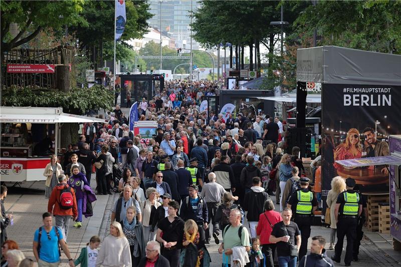 Einheitsfeiern in Hamburg startet mit Appell an Zusammenhalt Besucherinnen und Besucher auf dem Bürgerfest auf der Mönkebergstraße. Foto: dpa