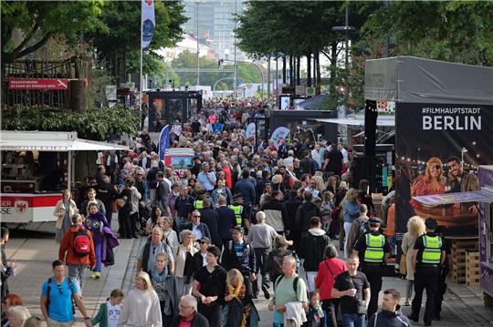 Besucherinnen und Besucher auf dem Bürgerfest auf der Mönkebergstraße. Foto: dpa