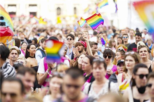 Besucherinnen und Besucher feierten beim Abschluss der 27. "Regenbogenparade" am Rathausplatz in Wien.