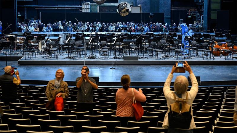 Kölner Bühnen zurück: Eröffnungsfest nach langer Sanierung Besucherinnen und Besucher konnten auch einen Blick hinter die Kulissen werfen.
