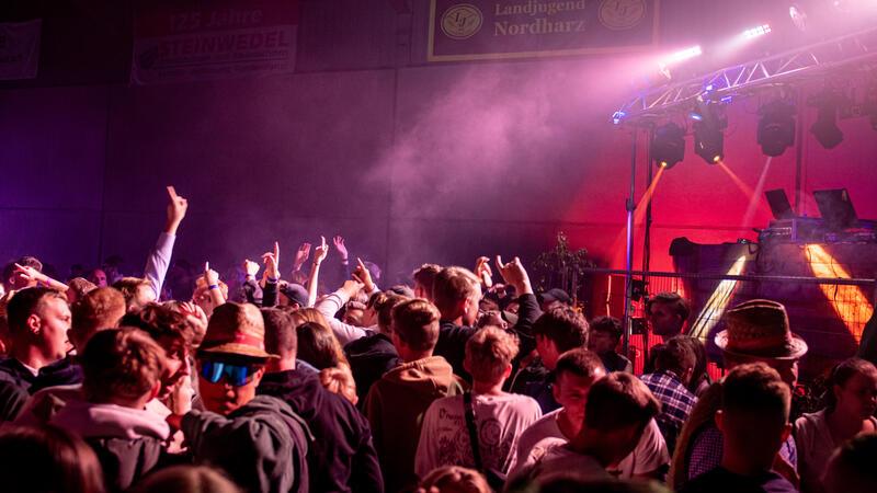 Rekord: 1800 Besucher strömen zur Scheune nach Bredelem Besucherrekord bei der Nordharzfete.
