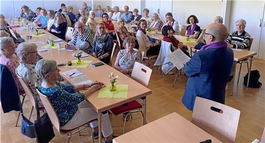 Besuchsdienstler aus der gesamten Landeskirche Braunschweig tauschen sich im Haus der Kirche zum Thema Demenz aus und werden von Pfarrer Dr. Christopher Kumitz-Brennecke vom Landeskirchenamt begrüßt. Fotos: Nachtweyh