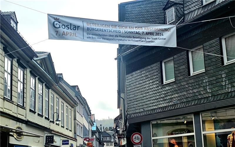 39.476 Goslarer dürfen beim Bürgerentscheid mitbestimmen „Beteiligen Sie sich an der Abstimmung!“: Mit einem Banner über den Eingang zur Fischemäkerstraße wirbt die Stadt Goslar fürs Mitmachen bei Goslars erstem Bürgerentscheid in der Stadtgeschichte. Foto: Heine