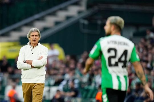 Betis' Cheftrainer Manuel Pellegrini während des Spiels.