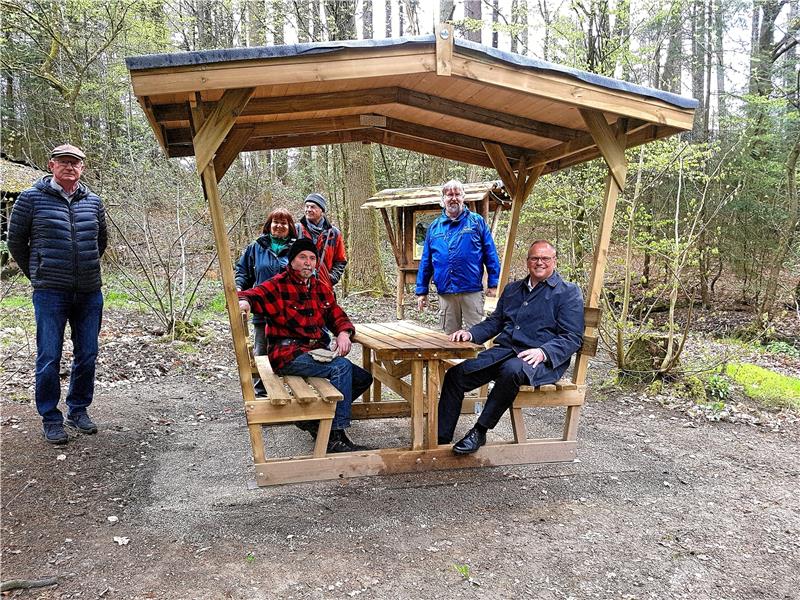 Betreiber, Förderer und Sponsoren auf den von der Sparkasse gestifteten Sitzbänken. Von links: Wolfgang Lüer, Klaus und Ulrike Dietrich, Gerd Habermann, Wolfgang Rackow und Uwe Maier. Fotos: Paetzold