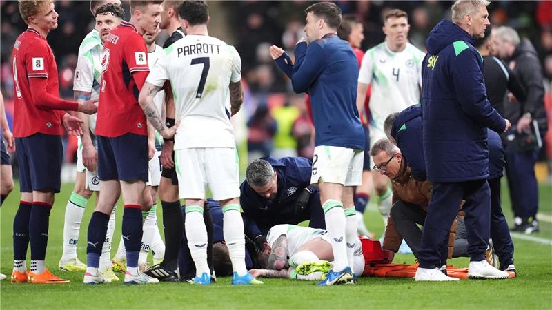 Betreuer umsorgen den verletzten Sammie Szmodics (M).