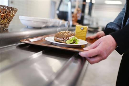 Betriebskantine des Landratsamt Karlsruhe. Fast ein Viertel der in Deutschland Beschäftigten arbeitet aktuell zumindest teilweise von zu Hause.