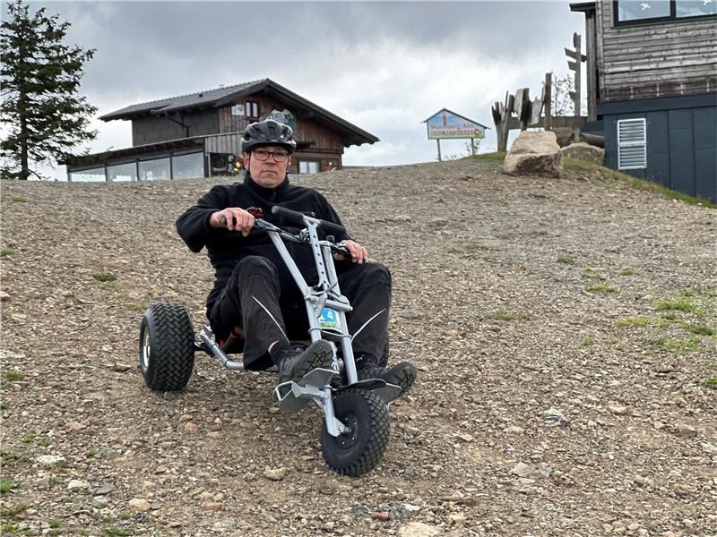 Betriebsleiter Fabian Brockschmidt gehört zu den ersten Harzern, die das neue Gefährt – das Wurmberg-Cart – testen, mit dem vom heutigen Donnerstag an täglich von der Berg- zur Mittelstation hinunter gefahren werden kann. Foto: Eggers