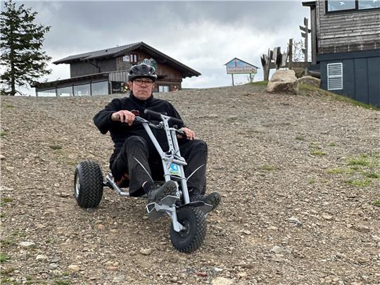 Betriebsleiter Fabian Brockschmidt gehört zu den ersten Harzern, die das neue Gefährt – das Wurmberg-Cart – testen, mit dem vom heutigen Donnerstag an täglich von der Berg- zur Mittelstation hinunter gefahren werden kann. Foto: Eggers