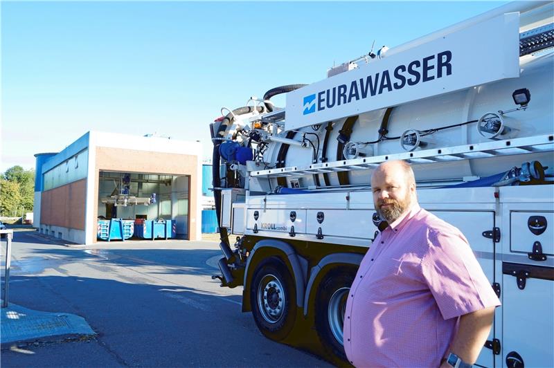 Betriebsleiter Jörg Hinke erläuterte, wie die Zentralkläranlage an der Halberstädter Straße mit Mikroplastik umgeht.  Archivfoto: Franke