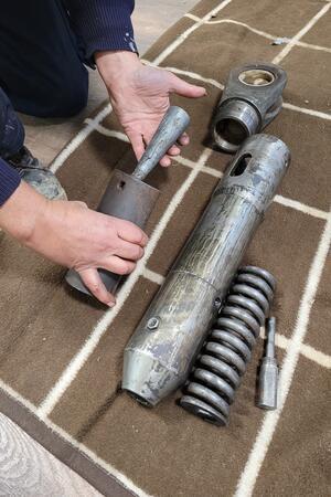 Betriebsleiter Oliver Buch zeigt die auseinandergebaute Kupplung, in die der Gusskegel eingesetzt wird.