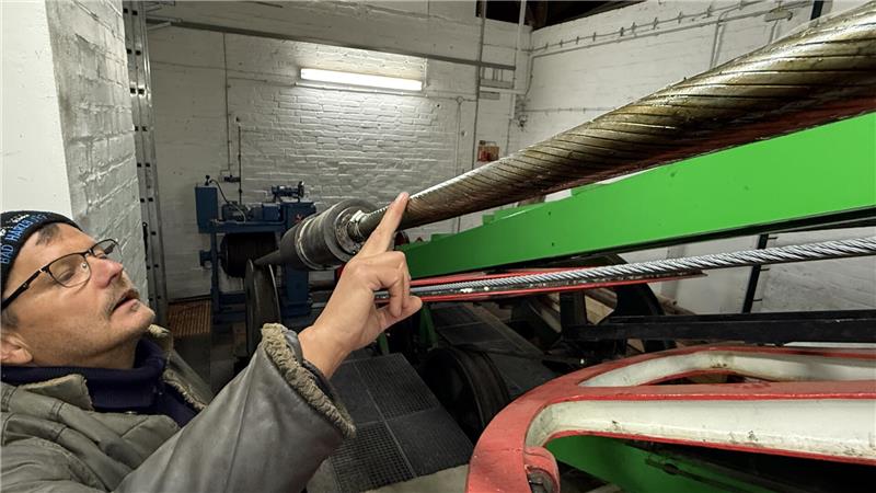Betriebsleiter Oliver Busch kontrolliert das 37 Millimeter dicke Tragseil regelmäßig von außen.
