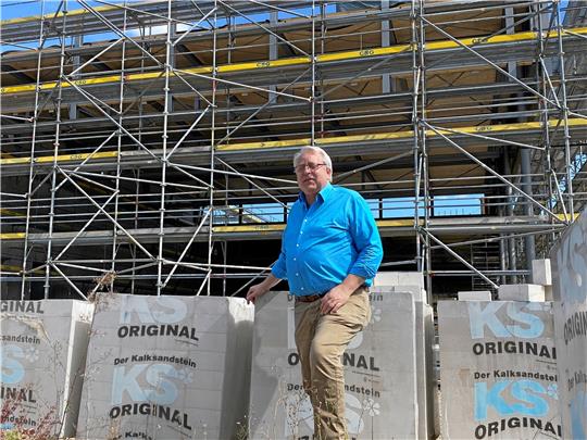 Betriebsleiter Uwe Lindemann vor der neuen Halle des Aloha.  Foto: Paetzold