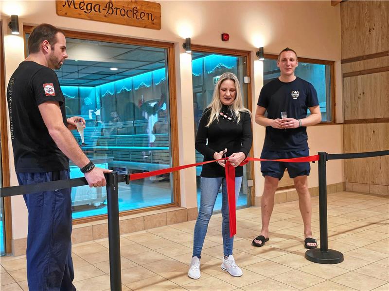 Betriebsleiterin Maria Piosecny durchschneidet das rote Band vor der Saunatür. Die Badleiter René Hoppstock (r.) und Daniel Reckewell assistieren. Im Mega-Brocken wechseln je nach Bedarf der Besucher Farben und Musik (kleines Bild).  Fotos: Weiss