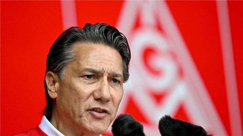 Betriebsrat Tekin Nasikkol hofft auf eine gute Zukunft der Stahlfirma.