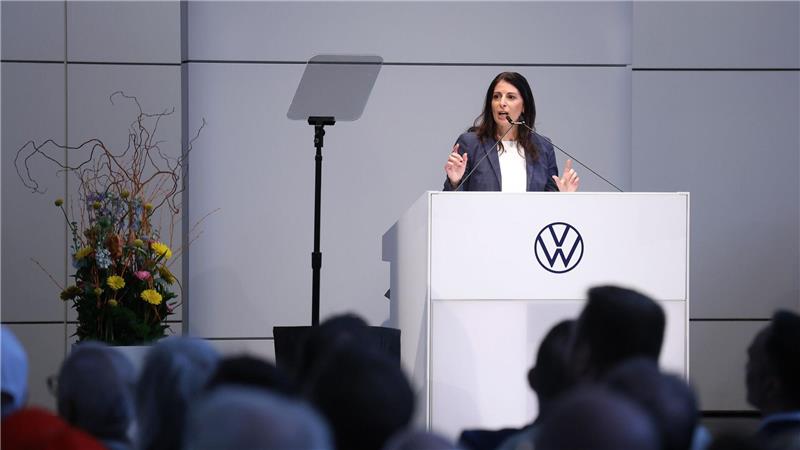 Betriebsratschefin Daniela Cavallo fordert in ihrer Rede klarere Vorgaben für Konzerntöchter wie Audi und Porsche.