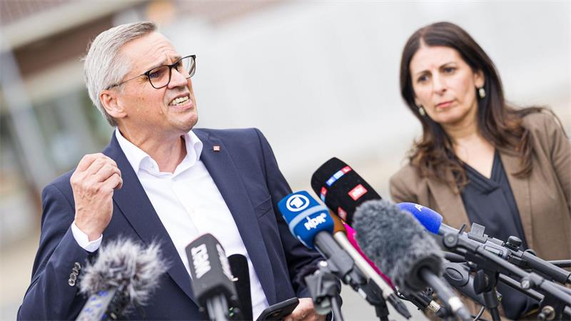 Lautstarker Protest vor VW-Aufsichtsratssitzung Betriebsratschefin Daniela Cavallo und IG-Metall-Bezirksleiter Thorsten Gröger kritisierten die Berichte Stellenabbau und Werksschließungen.