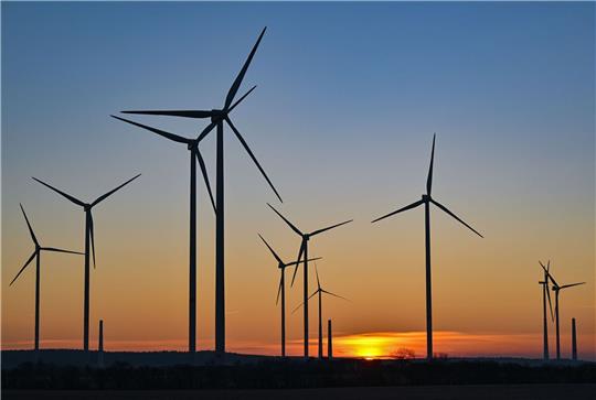 Betrifft auch Windräder: Künftig sollen Verfahren vor den Verwaltungsgerichten verkürzt werden.