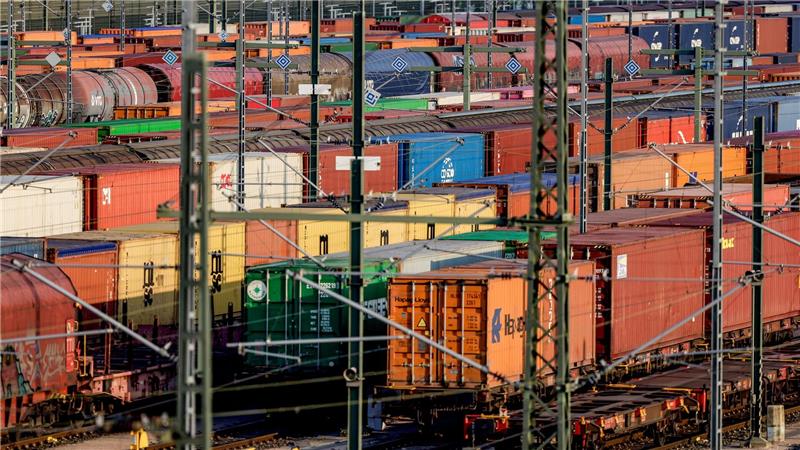 Bahn plant mit längerer Generalsanierung bis 2035 Betroffen ist besonders der Güterverkehr auf der Schiene, der die gesperrten Strecken weiträumig umfahren muss. (Archivbild)