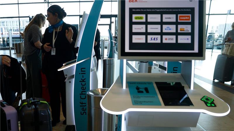 Check-in mit Papier und Stift: Cyberangriff auf Flughäfen Betroffen sind Systeme zur Passagierabfertigung - das hat zur Folge, dass etwa der Check-in nur manuell möglich ist.