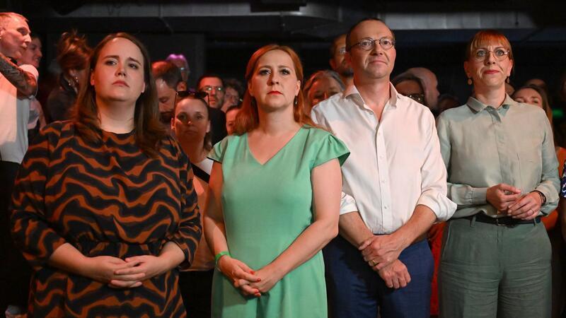 Betroffene Gesichter bei den Grünen: In Thüringen bleibt die Partei unter der 5-Prozent-Hürde, in Sachsen ist sie laut Hochrechnung nur knapp drüber. 