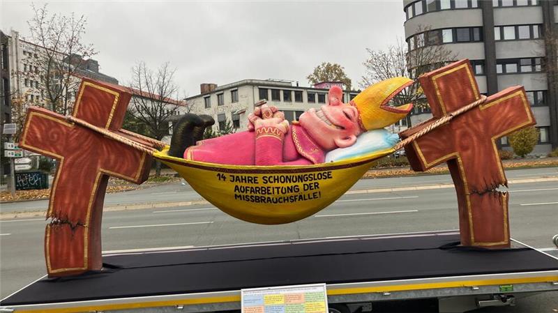 Betroffene sexueller Gewalt protestierten vor dem Gericht gegen die Haltung der Kirche.