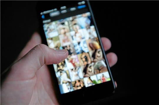 Betrüger im Netz nutzen das Vertrauen neuer digitaler Bekanntschaften aus. Sie bitten um den Versand eines Nacktfotos oder Videos und erpressen den Betroffenen anschließend damit. Die Polizei warnt vor dem Versand an Fremde. Symbolfoto: Silas Stein/dpa