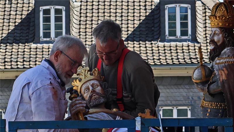 Fort von der Worth: Goslar schickt Kaiser auf Kur nach Ostharingen Bettet sein Haupt in starke Arme: Einer von acht Herrschern lässt sich von Christoph Jarzebski (l.) und Matthias Voigt aus dem Restauratoren-Team Windmann sanft vom Thron an der „Kaiserworth“ heben.
