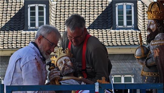 Bettet sein Haupt in starke Arme: Einer von acht Herrschern lässt sich von Christoph Jarzebski (l.) und Matthias Voigt aus dem Restauratoren-Team Windmann sanft vom Thron an der „Kaiserworth“ heben.