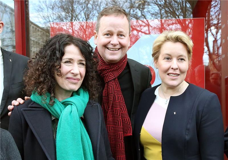 Bettina Jarasch (Büdnis90/Grüne, l-r), Verkehrssenatorin in Berlin, Klaus Lederer (Linke), Kultursenator in Berlin, und Franziska Giffey (SPD), Regierende Bürgermeisterin in Berlin, zu Beginn der Sondierungen zur Regierungsbildung.