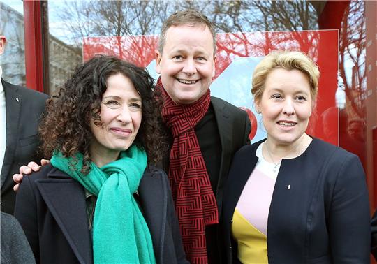 Bettina Jarasch (Büdnis90/Grüne, l-r), Verkehrssenatorin in Berlin, Klaus Lederer (Linke), Kultursenator in Berlin, und Franziska Giffey (SPD), Regierende Bürgermeisterin in Berlin, zu Beginn der Sondierungen zur Regierungsbildung.