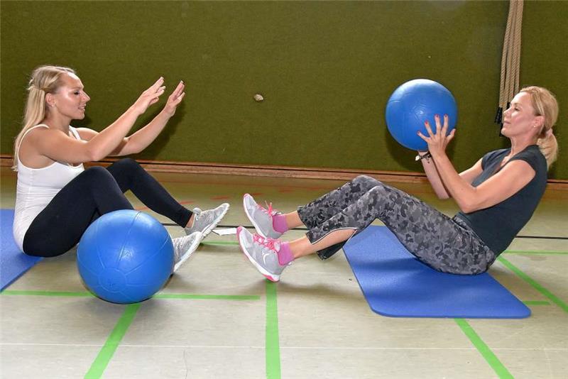 Bettina Wulff (r.) macht als Gardeministerin des Karnevalsportvereins „Lindener Narren“ in der Akademie des Sports eine sportliche Figur.  Fotos: Schirrmacher