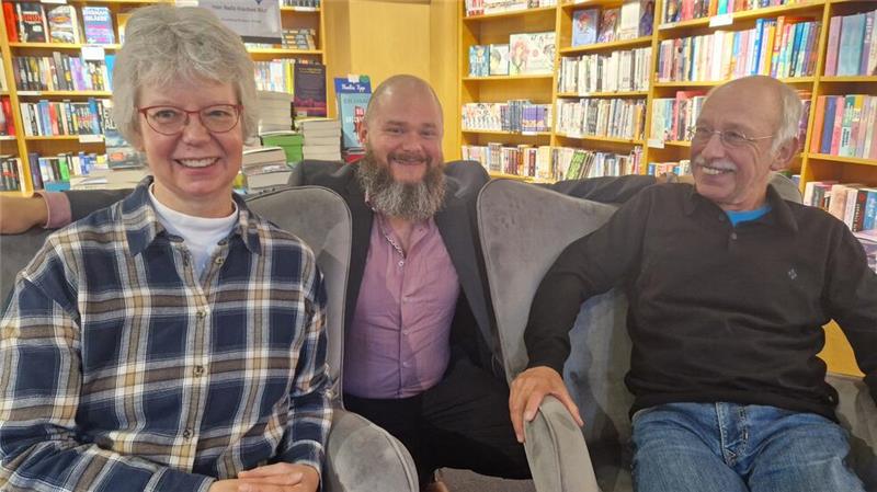 Bettina und Stefan Grosse (r.) sind erleichtert, dass mit Thalia eine gute Lösung für die Grosse’sche Buchhandlung gefunden werden konnte. Filialleiter Oliver Rosenland vertraut weiterhin auf die Erfahrung der Grosses.