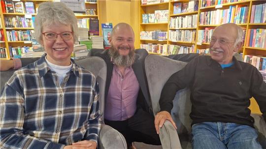 Bettina und Stefan Grosse (r.) sind erleichtert, dass mit Thalia eine gute Lösung für die Grosse’sche Buchhandlung gefunden werden konnte. Filialleiter Oliver Rosenland vertraut weiterhin auf die Erfahrung der Grosses.