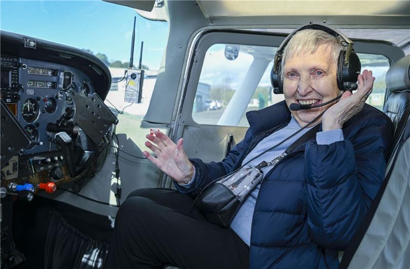 Wunsch erfüllt: 93-Jährige in Schottland fliegt Cessna Betty Buckland an Bord der Cessna.