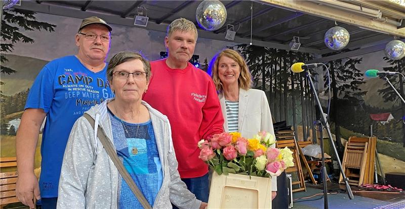 Bergbauernmarkt in Zellerfeld öffnet 2024 bis Oktober Bevor Peter Heylandt und der Marinechor die Bühne übernehmen, dankt Bürgermeisterin Petra Emmerich-Kopatsch den Organisatoren Rainer Aschoff, Annerose Reimann und Jens Sand ( v.re.). Foto: Nachtweyh